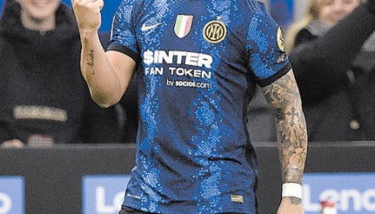  AC米兰,红黑军团火力全开客场五球横扫卡利亚里  