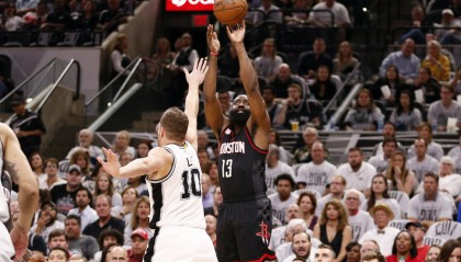  拉文扣篮盛宴公牛客场击败马刺队