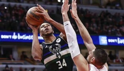  霍勒迪攻防一体雄鹿全场压制拿下公牛获连胜