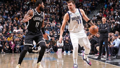  东契奇40+三双独行侠登顶  