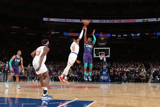  库里三分绝杀雷霆迎五连胜  