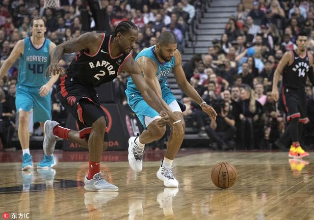  霍勒迪防守强硬，雄鹿击败黄蜂取得六连胜